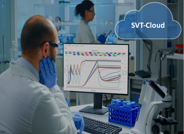 Técnico de laboratório acompanhando, no computador, os resultados de medições de temperatura, pressão e letalidade utilizando o sistema SVT-Cloud.
